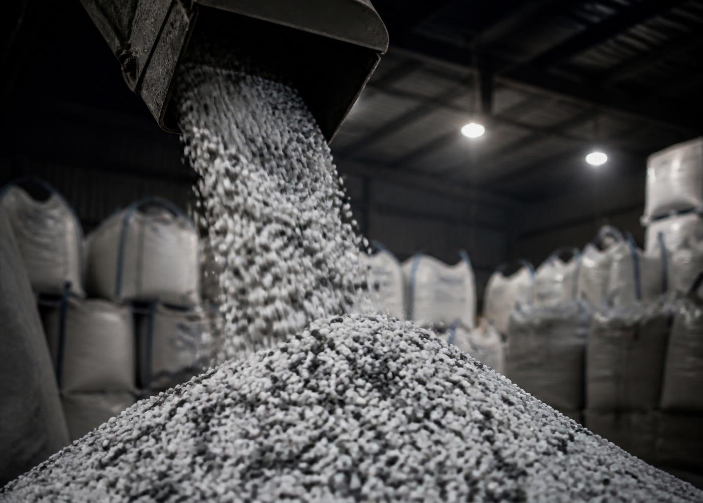 Fertilizantes granulados em armazém